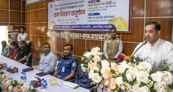 ময়মনসিংহে সড়ক দুর্ঘটনায় ক্ষতিগ্রস্ত ৫০ পরিবারকে ১ কোটি ৯৬ লাখ টাকার চেক বিতরণ